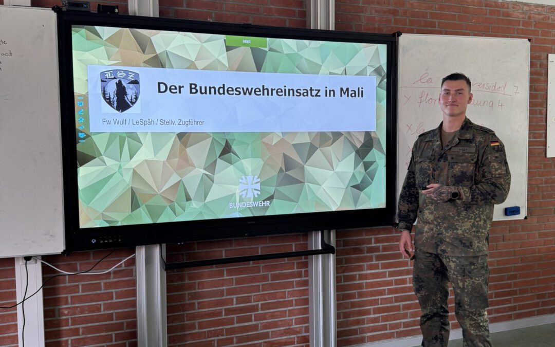 Besuch der Bundeswehr aus Eutin im WiPo Unterricht